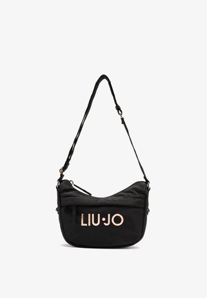 Borsa a tracolla nera in nylon con una forma curva, dotata di una tasca frontale con zip e un logo visibile in rosa metallizzato. Incluso un cinturino regolabile.