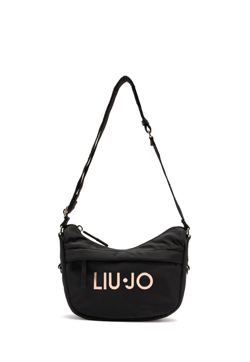 Borsa a tracolla nera in nylon con una forma curva, dotata di una tasca frontale con zip e un logo visibile in rosa metallizzato. Incluso un cinturino regolabile.