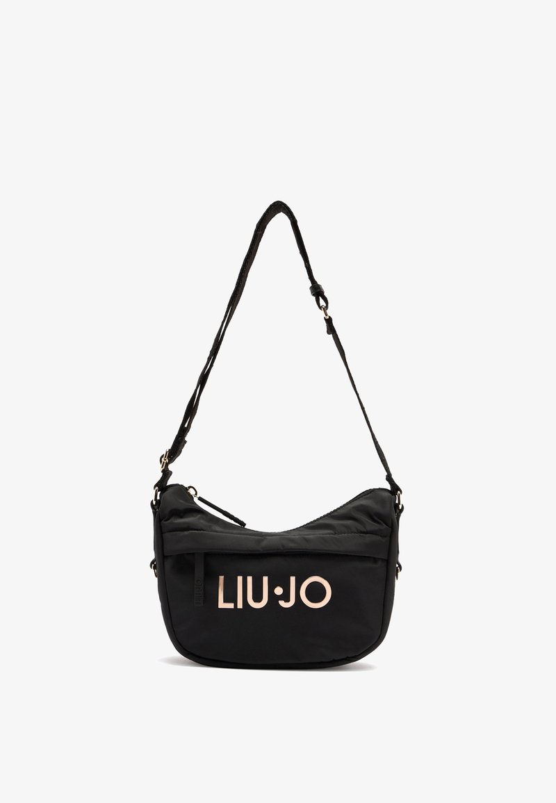 Borsa a tracolla nera in nylon con una forma curva, dotata di una tasca frontale con zip e un logo visibile in rosa metallizzato. Incluso un cinturino regolabile.