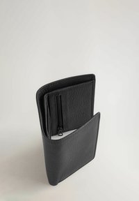 Portefeuille en cuir noir à surface texturée, doté d'une poche zippée et d'un design pliable, avec plusieurs compartiments.