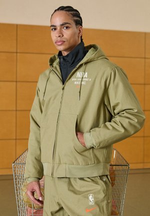 NBA JACKET - Treningsjakke - neutral olive/hyper crimson