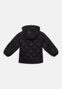 Sort quiltet hættejakke med diamantstikninger, lange ærmer og elastiske manchetter, vist bagfra på en hvid baggrund.