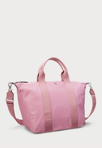 Rosa duffelbag laget av glatt nylon, med kontrasterende brede stropper, glidelåslukking og avtakbar skulderstropp med merkevare.