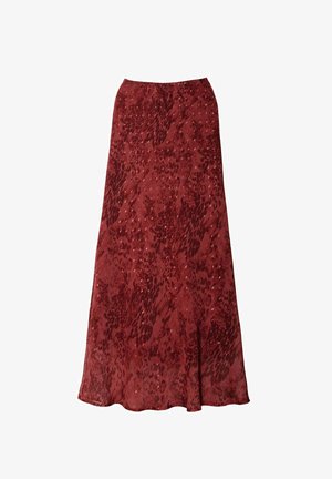 Falda maxi en rojo profundo con un patrón de leopardo, que presenta una textura suave y una forma fluida que se ensancha en el dobladillo.