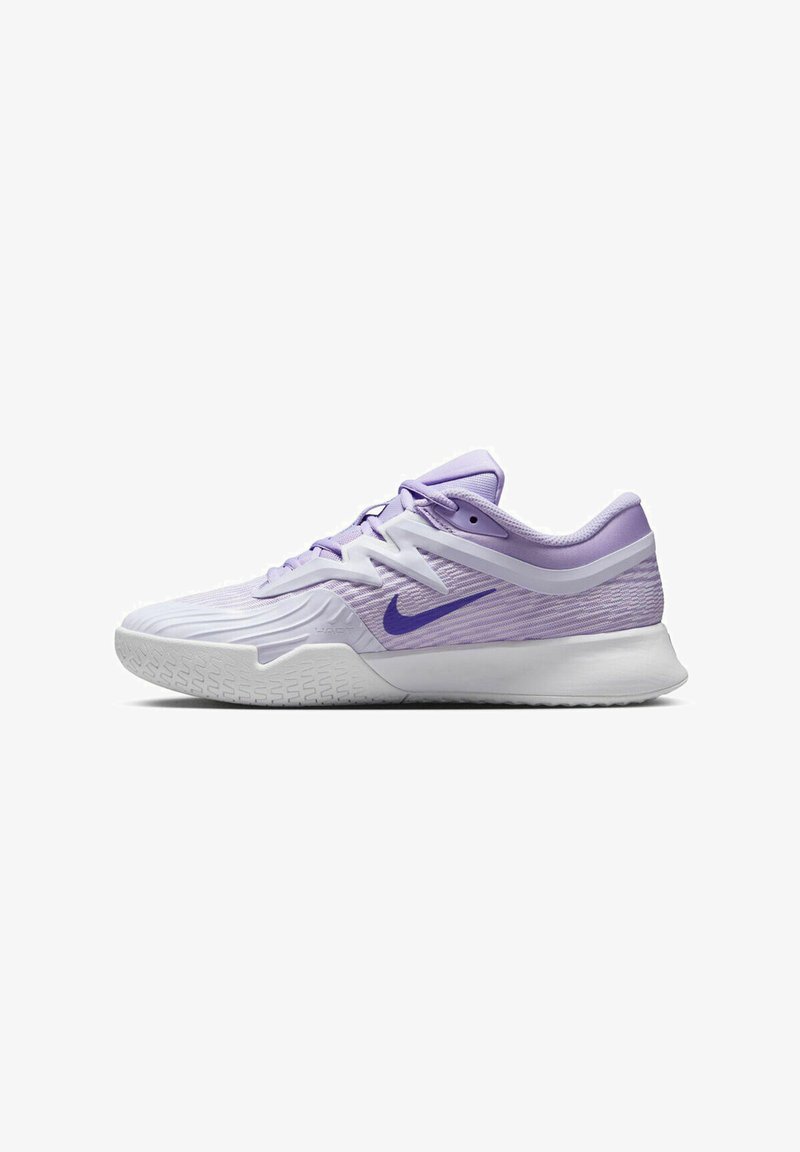 Lila und weiße Sportschuhe mit strukturiertem Mesh-Obermaterial, geschwungenem Design und gemustertem Gummisohle. Merkmale ein auffälliges lila Logo an der Seite.