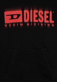 Felpa nera con cappuccio caratterizzata da un prominente logo rosso "DIESEL" e dal testo "DENIM DIVISION". Include una tasca frontale e una texture di tessuto liscia.