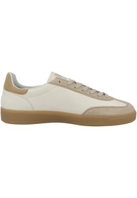 Vita lädersneakers med beiga mockadetaljer. Klassisk lågdesign, rund tå, snörning fram och gummisula i ljusbrunt.