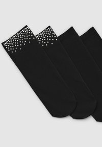 Calzini neri con una banda decorativa di strass trasparenti nella parte superiore. Tessuto liscio, corpo senza pattern e design della punta arrotondata.