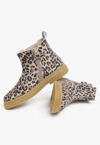 Stivaletti alla caviglia con stampa leopardata, realizzati in morbido suede, dotati di una zip laterale, punta rotonda e suola in gomma marrone chiaro per una maggiore aderenza.