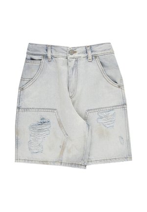 Pantaloncini in denim azzurro chiaro con tasche frontali, passanti per cintura, chiusura con bottoni e dettagli strappati consumati su entrambe le gambe.