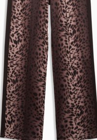 Καφέ και μαύρο ύφασμα με λεοπάρ σχέδιο και ίσια μαύρη πλαϊνή λεπτομέρεια, σε κοντινό πλάνο σε παντελόνια με φαρδιές παντελόνες.