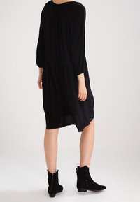 Custommade Vapaa-ajan mekko - black