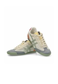 Zapatillas deportivas que presentan una combinación de malla y ante en crema, verde, naranja y gris, con puntera redonda y suelas de goma.