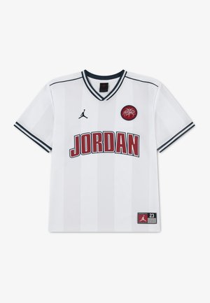 Camiseta blanca de baloncesto Jordan de manga corta con ribete negro, texto rojo "JORDAN", logo Jumpman, emblema de baloncesto y parche con el número 23.