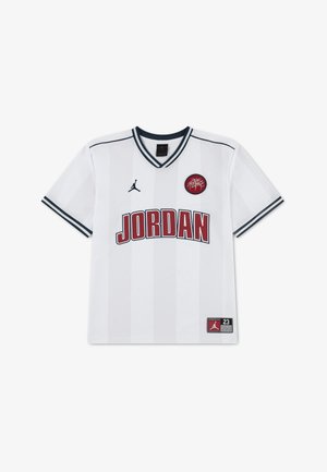 Camiseta blanca de baloncesto Jordan de manga corta con ribete negro, texto rojo "JORDAN", logo Jumpman, emblema de baloncesto y parche con el número 23.