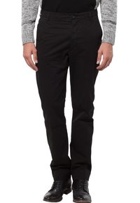 Černé kalhoty z měkké látky, s rovným střihem, předními kapsami a pasem na knoflík. Hladká textura.