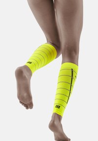 CEP THE RUN COMPRESSION REFLECTIVE CALF SLEEVES WOMEN - MADE IN GERMANY  - Beinwärmer - neon yellow