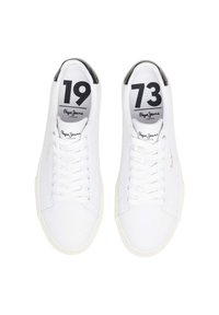 Sneaker bianche con lacci, caratterizzate da dettagli neri e dalla scritta "Pepe Jeans London" affiancata dai numeri "19" e "73" sulla linguetta.