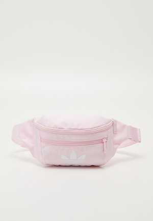 Lichtroze stoffen heuptasje met twee ritssluitingcompartimenten en witte Adidas trefoil-logo op het voorvak.