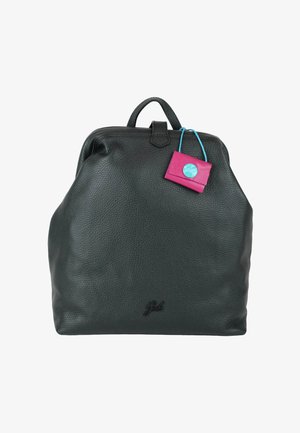 Zaino in pelle nera testurizzata con manico superiore e una piccola pochette rosa attaccata sul davanti da un laccio blu.