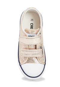 Zapatilla metálica dorada para niños pequeños con dos tiras de velcro, puntera blanca y ribete en azul marino. Talla 25 indicada en el interior.