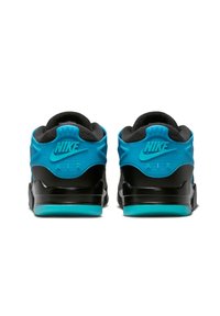 Sneakersy Nike Air mają czarną bazę z jaskrawymi turkusowymi akcentami, teksturowanymi panelami z tyłu oraz wyściełane czarne wnętrze.