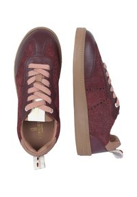 Burgunderrote Sneakers aus Wildleder und Leder, mit kontrastierenden pinken Schnürsenkeln, einer strukturierten Gummisohle und einer Zuglasche an der Ferse.