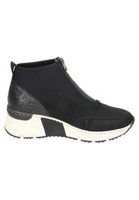 Bottines noires avec une combinaison de matériaux lisses et texturés, une fermeture éclair sur le côté, et une semelle blanche et noire.