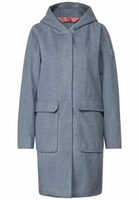 Ljusblå, mid-lång kappa med fiskbensmönster och huva, utrustad med två framfickor och en enkel knäppning.