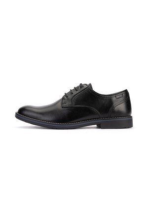 Zapato de vestir para hombre de cuero negro con cierre de cordones y tacón bajo, mostrado de lado sobre un fondo blanco.