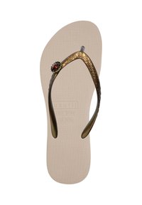 Brązowe klapki gumowe z teksturowaną beżową podeszwą i brązowymi paskami z dekoracyjnym czerwonym kamieniem oraz szczegółowymi akcentami.