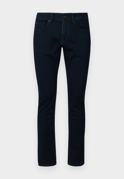 Jeans de mezclilla de color azul oscuro, con un diseño clásico de cinco bolsillos, corte recto y sutiles detalles de costura en los bolsillos.