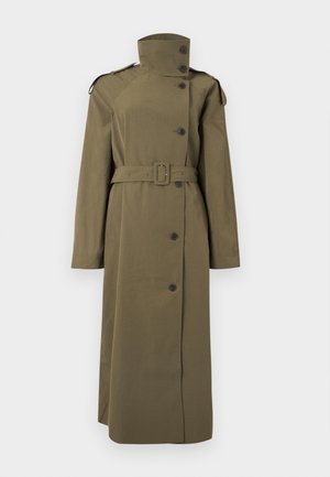 Long trench-coat vert olive avec col montant, fermeture à boutons, épaulettes et ceinture assortie à la taille.
