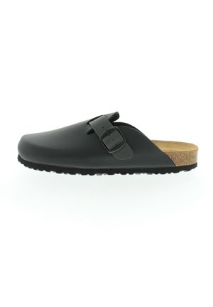 Schwarze Clogs zum Hineinschlüpfen aus glattem synthetischem Material, mit einer seitlichen Schnalle, Korkfußbett und strukturierten Gummisohle.