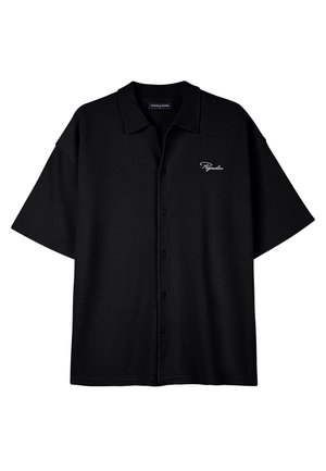 Camicia nera a maniche corte con bottoni, realizzata in tessuto testurizzato, dal taglio rilassato e con un piccolo logo bianco sul lato sinistro.