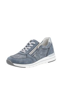 Sneaker en daim gris avec accents argentés, surface texturée, fermeture à lacets et zip sur le côté, semelle en caoutchouc blanche et détails de couture contrastés.