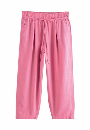Pantalones rosa de corte relajado, hechos de una tela ligera, presentan una cinturilla elástica, cordón y dos bolsillos laterales. Textura suave y sin patrones.