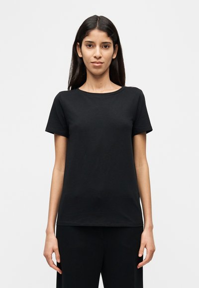 T-shirt noir à manches courtes avec col rond, en tissu lisse. Coupe simple et décontractée sans motifs ni logos visibles.