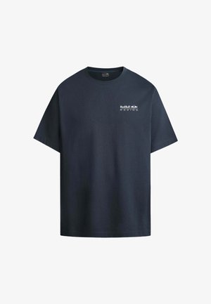 Camiseta de algodón azul marino, de manga corta, con cuello redondo, presenta el logo blanco de "Red Bull Racing" en el área del pecho izquierdo. Diseño minimalista.