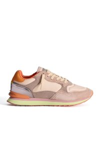 Sneaker sportive caratterizzate da un mix di suede beige e materiali sintetici, con accenti arancioni e verde pallido, punta tonda e dettagli testurizzati.