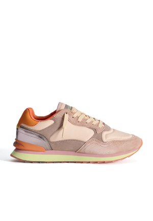 Sportsneakers met een combinatie van beige suède en synthetische materialen, met oranje en lichtgroene accenten, een ronde neus en een gestructureerd detail.