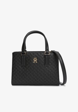 Must tekstureeritud käekott kahe ülemise käepidemega, eemaldatava õlarihmaga ja kuldse tooni logoga esikeskmes.