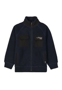Chaqueta de forro polar en azul marino con acentos de tela negra. Presenta un alto cuello, cierre de cremallera al frente, dos bolsillos en el pecho, un bolsillo lateral y puños acanalados.