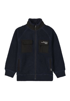 Chaqueta de forro polar en azul marino con acentos de tela negra. Presenta un alto cuello, cierre de cremallera al frente, dos bolsillos en el pecho, un bolsillo lateral y puños acanalados.