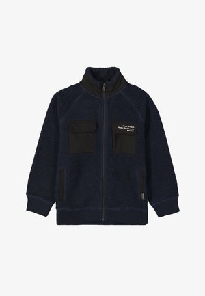 Marineblauwe fleece jack met zwarte stoffen accenten. Beschikt over een hoge kraag, een rits aan de voorkant, twee borstzakken, een zijzak en ribgebreide manchetten.