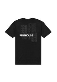 Svart kortärmad t-shirt med "PENTHOUSE" i fet vit text och ett upprepat mönster av svart text på baksidan. Mjuk bomullsmaterial.