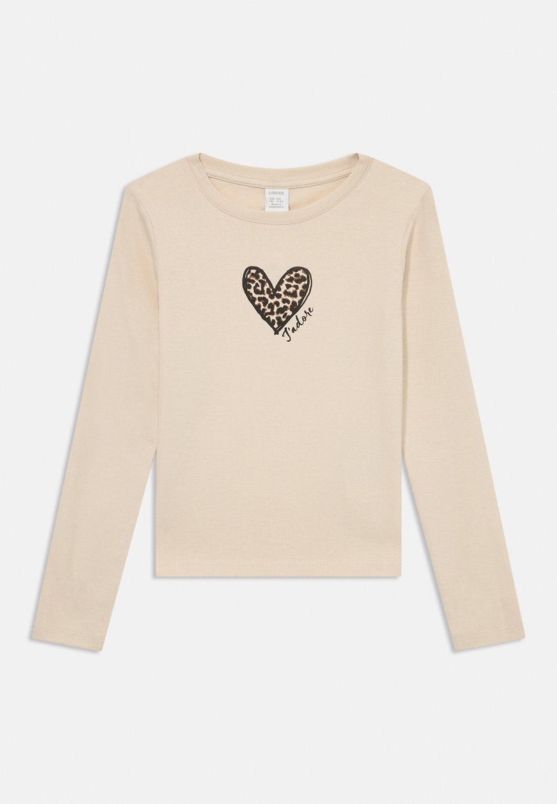Beżowy t-shirt z długim rękawem, wykonany z bawełny. Posiada serce w leopardzim wzorze z napisem "J'adore". Okrągły dekolt i prosty dół.