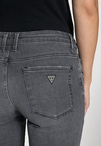 Guess Vaqueros pitillo - grey denim