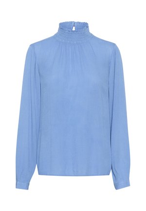 Fénykék hosszú ujjú blúz magas fodros gallérral, puha anyagból készült, diszkrét redőzéssel és gombos zárással a nyak hátsó részén.