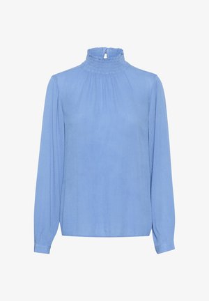 Fénykék hosszú ujjú blúz magas fodros gallérral, puha anyagból készült, diszkrét redőzéssel és gombos zárással a nyak hátsó részén.